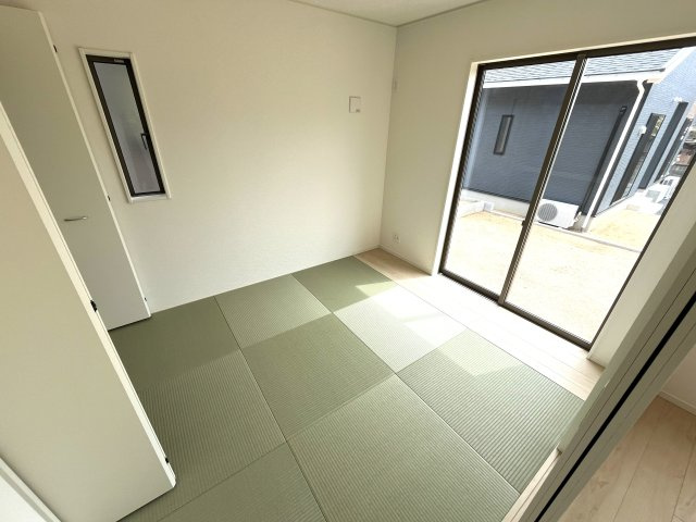 【和室】 | 仲介手数料無料！常盤小学校に通える新築戸建　宇部市亀浦３丁目　第２－２号棟　クレイドルガーデン　アーネストワン | リビングにつながる和室は落ち着いた雰囲気を醸し出します