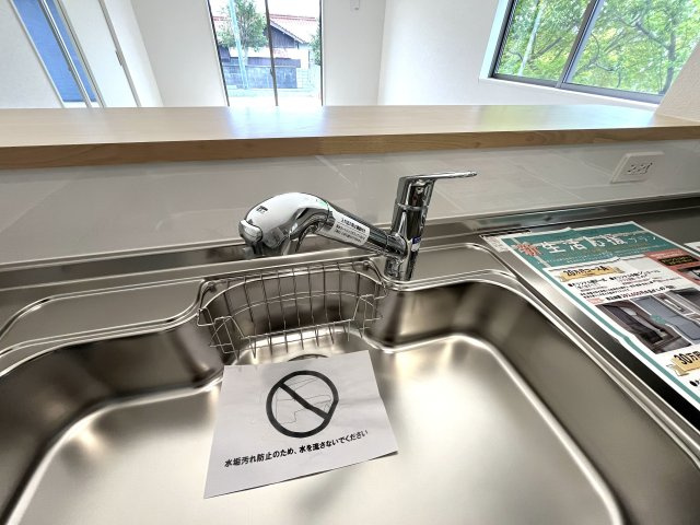【キッチン】 | 仲介手数料無料！常盤小学校に通える新築戸建　宇部市亀浦３丁目　第２－２号棟　クレイドルガーデン　アーネストワン | ビルトインタイプの浄水器付！ホースのように伸びるからお掃除も楽々