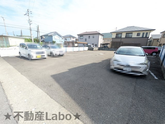 メゾンｂの駐車場