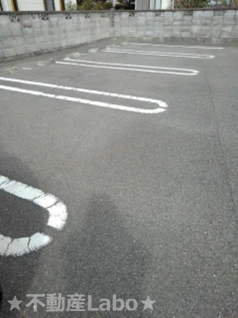 フォレスト風雅の駐車場