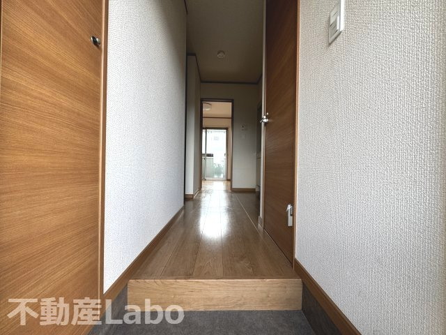 板野郡藍住町徳命字小塚東のアパートの玄関