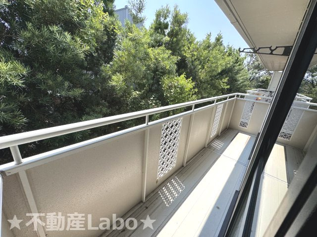 徳島市南沖洲３丁目のアパートのバルコニー