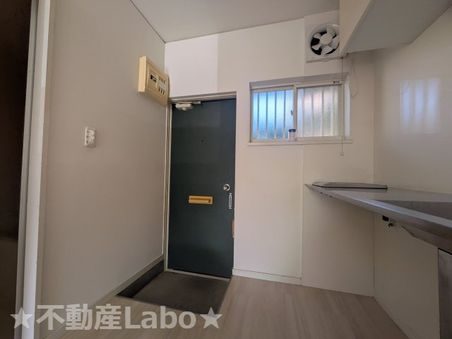 コーポ四番館アップルの玄関