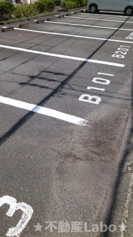 ビレッジあいBの駐車場
