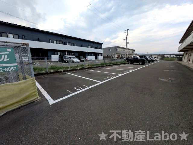 ハローハイツの駐車場