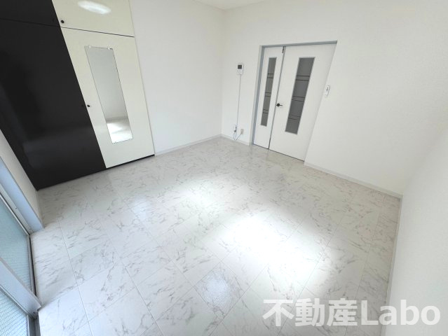 徳島市上助任町三本松の賃貸マンションの居間・リビング