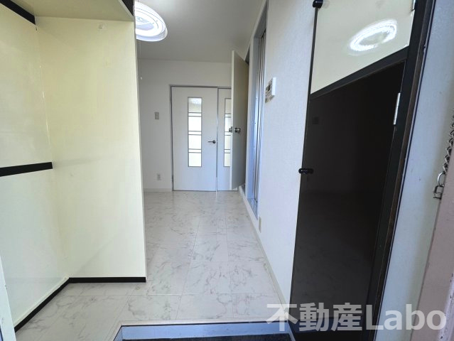 徳島市上助任町三本松の賃貸マンションの玄関