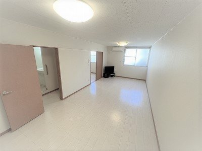 【居間・リビング】 | レオパレス北三国丘 | 明るく開放感のあるお部屋