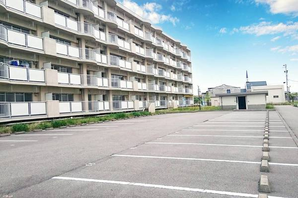 ビレッジハウス上北島2号棟の駐車場