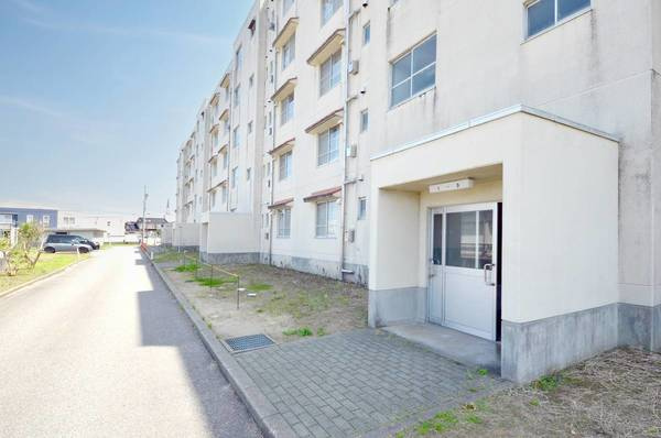 ビレッジハウス上北島2号棟のエントランス