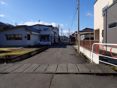 【前面道路含む現地写真】 | 黒石市美原町・一戸建て・6世帯賃貸アパート付き | 幅員6m