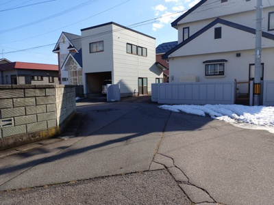 【前面道路含む現地写真】 | 黒石市美原町・一戸建て・6世帯賃貸アパート付き | 幅員6m