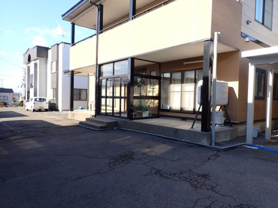 【外観】 | 黒石市美原町・一戸建て・6世帯賃貸アパート付き | 住宅