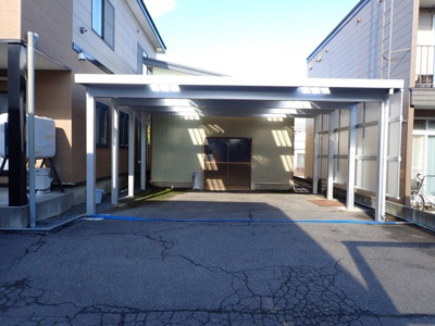 【駐車場】 | 黒石市美原町・一戸建て・6世帯賃貸アパート付き | カーポート　２台