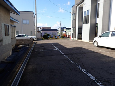 【駐車場】 | 黒石市美原町・一戸建て・6世帯賃貸アパート付き