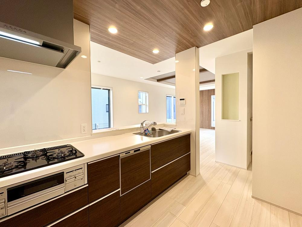 【Blooming Garden】花小金井前沢２期　全42棟の浴室|2階に洗面室がある間取りなので、【洗濯→物干し→衣類の収納】が効率よく行える洗濯動線スムーズなお住まいです。