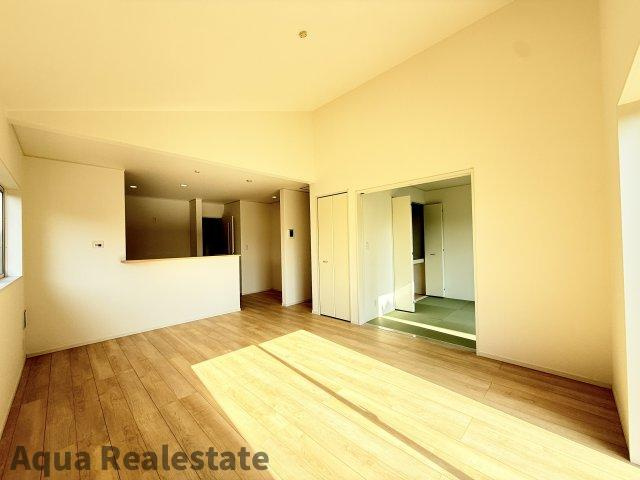 仲多度郡多度津町寿町の新築一戸建の居間・リビング|ゆったりとした居間です