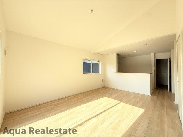 仲多度郡多度津町寿町の新築一戸建の居間・リビング|おしゃれなリビングです