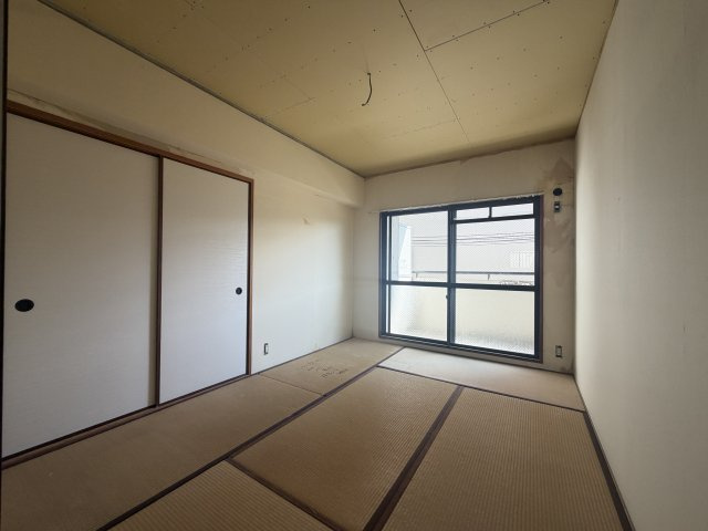 【洋室】 | SHRIKE1（シュライク1） | 写真はリフォーム工事中の状態です（2025年12月30日撮影）