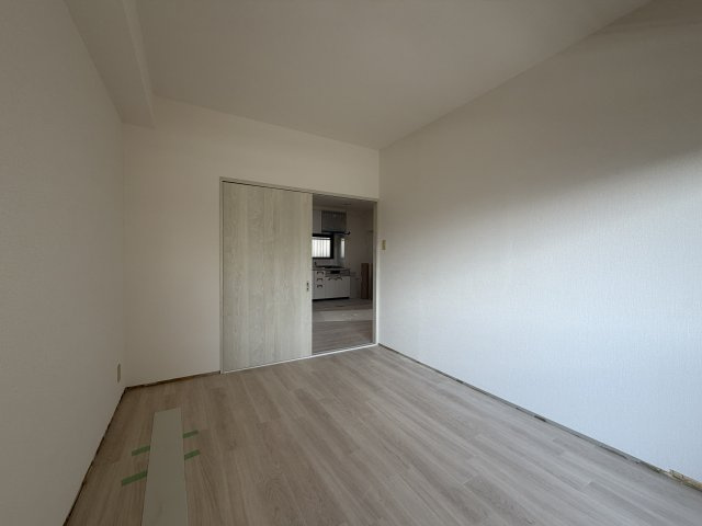 【洋室】 | SHRIKE1（シュライク1） | 写真はリフォーム工事中の状態です（2025年12月30日撮影）