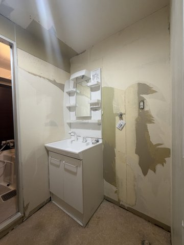 【洗面所】 | SHRIKE1（シュライク1） | 写真はリフォーム工事中の状態です（2025年12月30日撮影）