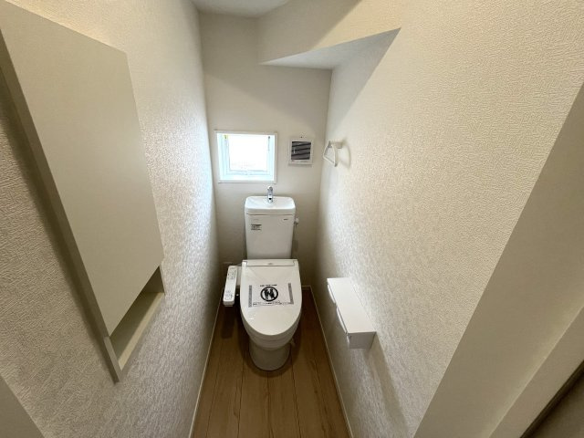 【トイレ】 | 牟礼南小学校に通える新築戸建　防府市沖今宿１丁目　第４－２号棟　クレイドルガーデン　アーネストワン | シャワートイレは節水型タイプ。１階と２階の２カ所あります