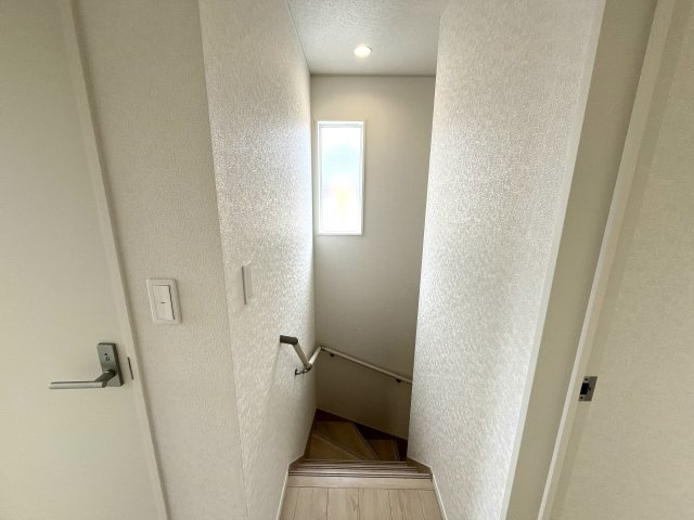 【その他】 | 牟礼南小学校に通える新築戸建　防府市沖今宿１丁目　第４－２号棟　クレイドルガーデン　アーネストワン | 階段には手すりも付いて安心ですね。