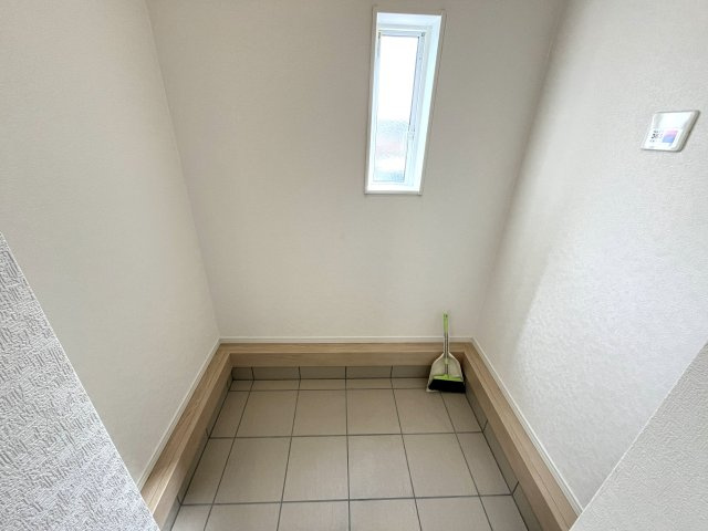 【玄関】 | 牟礼南小学校に通える新築戸建　防府市沖今宿１丁目　第４－２号棟　クレイドルガーデン　アーネストワン | 玄関にはあってうれしいシュークロークも