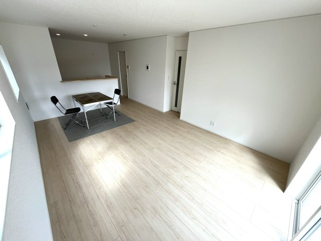 【居間・リビング】 | 牟礼南小学校に通える新築戸建　防府市沖今宿１丁目　第４－２号棟　クレイドルガーデン　アーネストワン | ゆったりとしたリビングは家族の団らんがはずみますね♪
