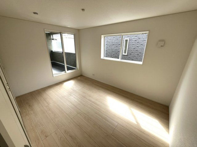 【洋室】 | 牟礼南小学校に通える新築戸建　防府市沖今宿１丁目　第４－２号棟　クレイドルガーデン　アーネストワン | ２面採光の明るいお部屋で健やかな毎日
