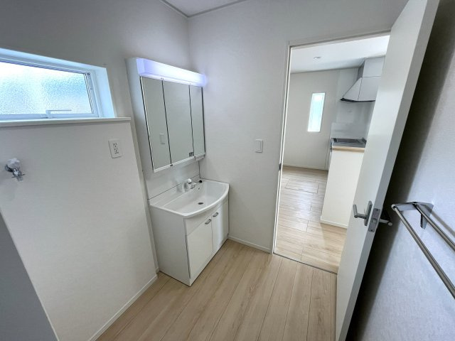 【洗面所】 | 牟礼南小学校に通える新築戸建　防府市沖今宿１丁目　第４－３号棟　クレイドルガーデン　アーネストワン | シャンプードレッサーはシャワーヘッドが伸びるタイプ