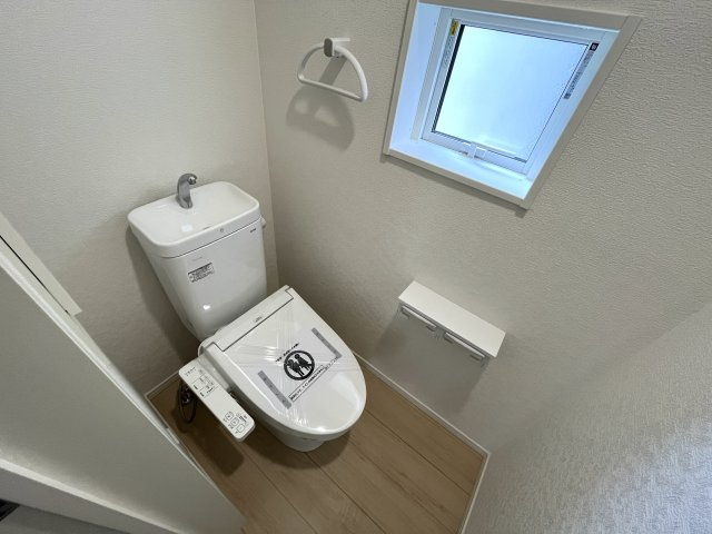 【トイレ】 | 牟礼南小学校に通える新築戸建　防府市沖今宿１丁目　第４－３号棟　クレイドルガーデン　アーネストワン | シャワートイレは節水型タイプ。１階と２階の２カ所あります