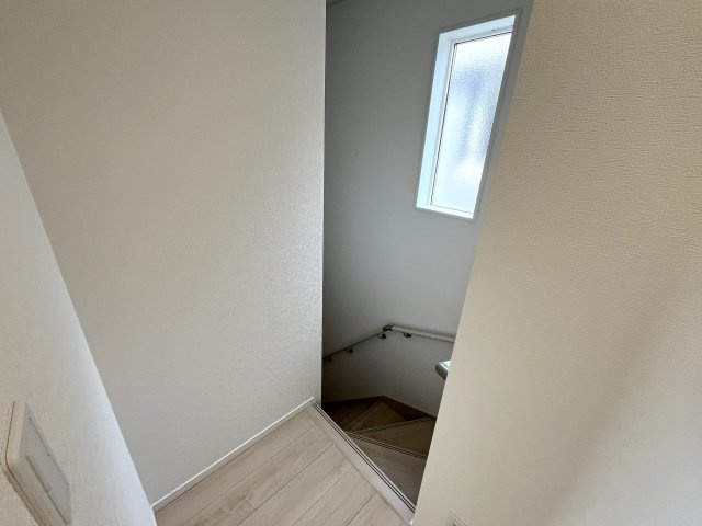 【その他】 | 牟礼南小学校に通える新築戸建　防府市沖今宿１丁目　第４－３号棟　クレイドルガーデン　アーネストワン | 階段には手すりも付いて安心ですね。