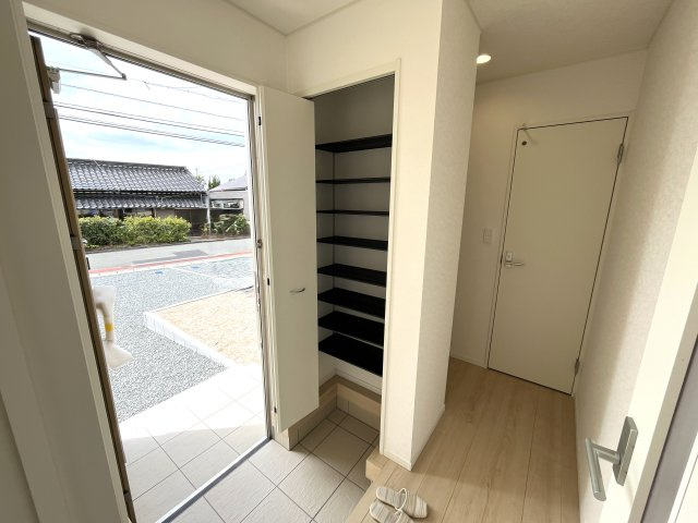 【玄関】 | 牟礼南小学校に通える新築戸建　防府市沖今宿１丁目　第４－３号棟　クレイドルガーデン　アーネストワン | 玄関には大型の下駄箱も設置。ブーツも楽々入ります。