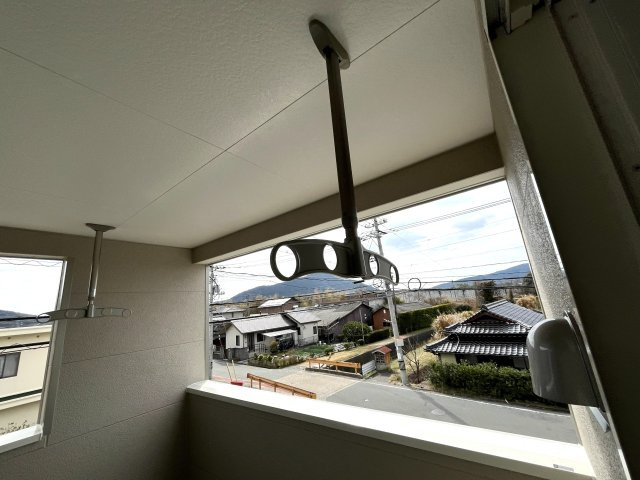 【バルコニー】 | 牟礼南小学校に通える新築戸建　防府市沖今宿１丁目　第４－３号棟　クレイドルガーデン　アーネストワン | バルコニーには物干しも付いています