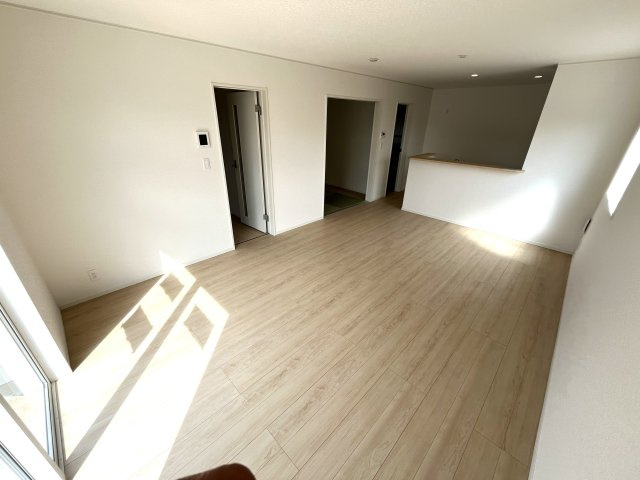 【居間・リビング】 | 牟礼南小学校に通える新築戸建　防府市沖今宿１丁目　第４－３号棟　クレイドルガーデン　アーネストワン | ゆったりとしたリビングは家族の団らんがはずみますね♪