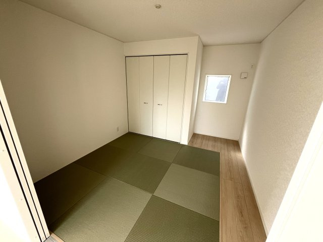 【和室】 | 牟礼南小学校に通える新築戸建　防府市沖今宿１丁目　第４－３号棟　クレイドルガーデン　アーネストワン | リビングにつながる和室は落ち着いた雰囲気を醸し出します