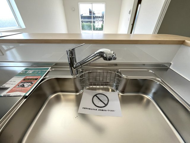 【キッチン】 | 牟礼南小学校に通える新築戸建　防府市沖今宿１丁目　第４－３号棟　クレイドルガーデン　アーネストワン | ビルトインタイプの浄水器付！ホースのように伸びるからお掃除も楽々