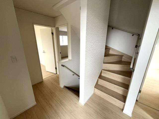 【その他】 | 牟礼南小学校に通える新築戸建　防府市沖今宿１丁目　第４－４号棟　クレイドルガーデン　アーネストワン | 階段には手すりも付いて安心ですね。