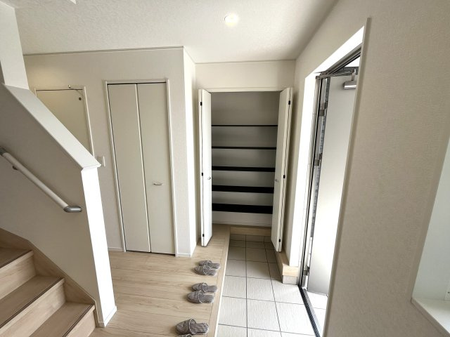 【玄関】 | 牟礼南小学校に通える新築戸建　防府市沖今宿１丁目　第４－４号棟　クレイドルガーデン　アーネストワン | 玄関には大型の下駄箱も設置。ブーツも楽々入ります。
