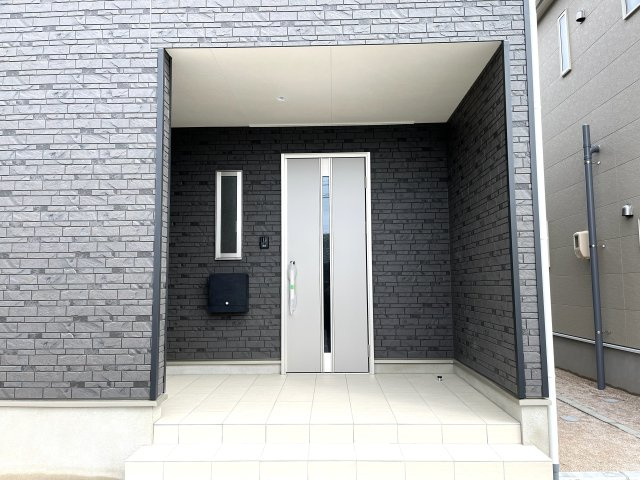 【エントランス】 | 牟礼南小学校に通える新築戸建　防府市沖今宿１丁目　第４－４号棟　クレイドルガーデン　アーネストワン | ダイヤルキー付きの郵便受け