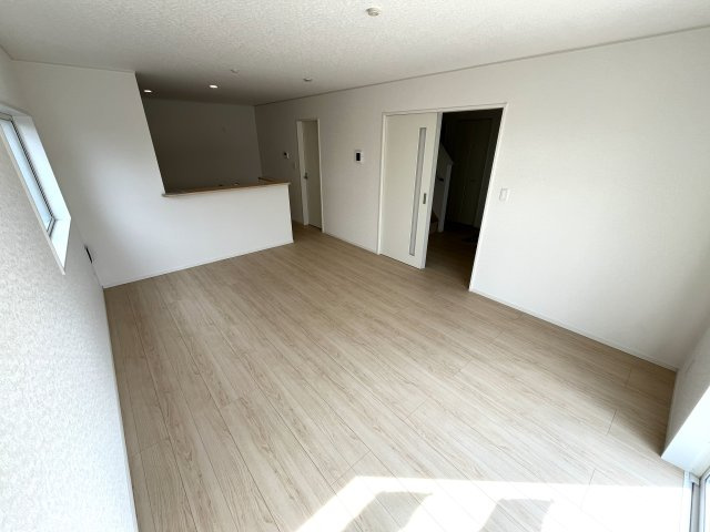 【居間・リビング】 | 牟礼南小学校に通える新築戸建　防府市沖今宿１丁目　第４－４号棟　クレイドルガーデン　アーネストワン | ゆったりとしたリビングは家族の団らんがはずみますね♪