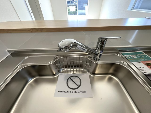 【キッチン】 | 牟礼南小学校に通える新築戸建　防府市沖今宿１丁目　第４－４号棟　クレイドルガーデン　アーネストワン | ビルトインタイプの浄水器付！ホースのように伸びるからお掃除も楽々