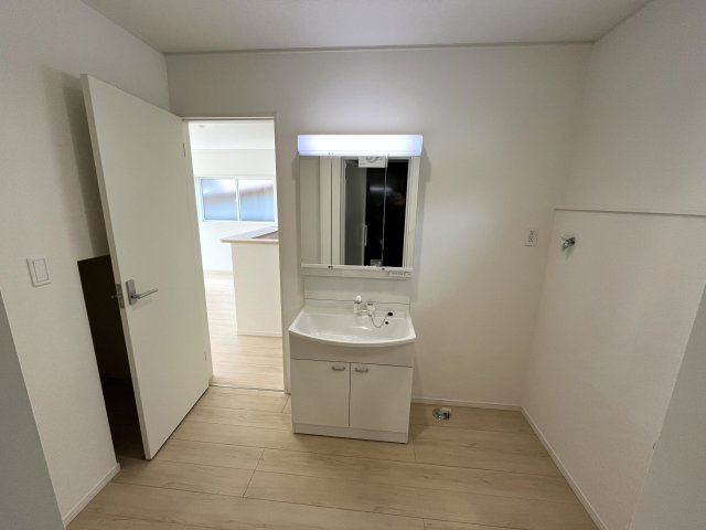 【洗面所】 | 牟礼南小学校に通える新築戸建　防府市沖今宿１丁目　第４－４号棟　クレイドルガーデン　アーネストワン | シャンプードレッサーはシャワーヘッドが伸びるタイプ