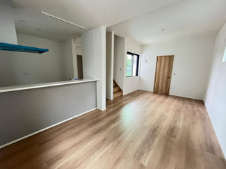 【居間・リビング】 | 尾張旭市桜ケ丘町西全２棟《仲介手数料無料白凰小　西中》 | LINEから簡単お問合せ可能！
友達検索で@nqk7328tです！。