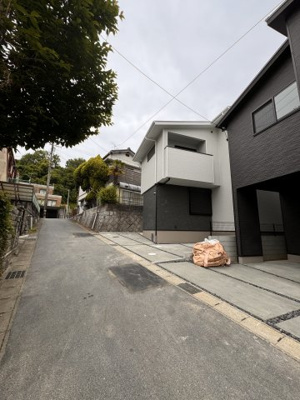 【前面道路含む現地写真】 | 尾張旭市桜ケ丘町西全２棟《仲介手数料無料白凰小　西中》 | LINEから簡単お問合せ可能！
友達検索で@nqk7328tです！