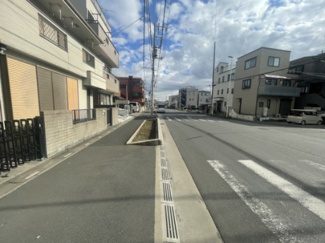 【前面道路含む現地写真】 | 川口市本前川３丁目　中古戸建 | 前面16ｍ道路
歩道があり安心です