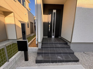 【玄関】 |  Heartful-Town瀬戸市秋葉町全２棟【仲介手数料無料　にじの丘小　にじの丘中】 | LINEから簡単お問合せ可能！
友達検索で@nqk7328tです！。