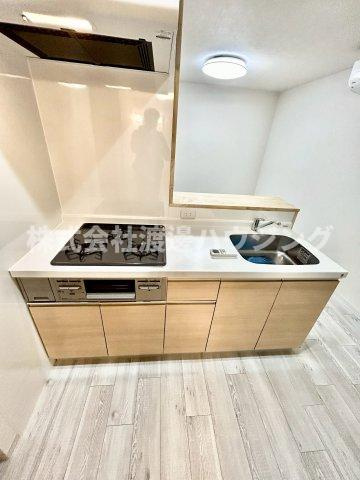 北区浮田テラスハウスのキッチン|３口ガスシステムキッチン