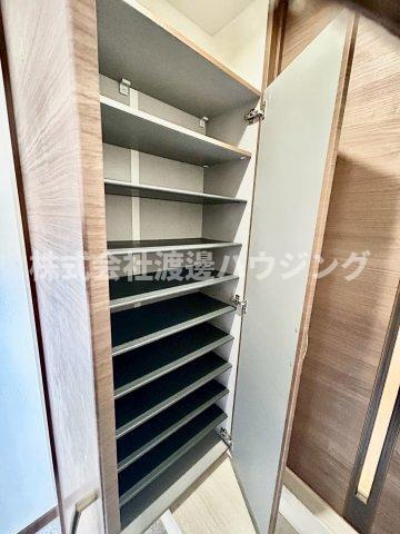 歌島三丁目テラスハウスの収納|天井高シューズBOX採用。